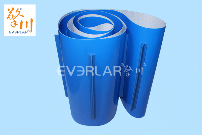 藍(lán)色PVC輸送帶加擋塊耐磨抗拉強度耐腐蝕工業(yè)皮帶