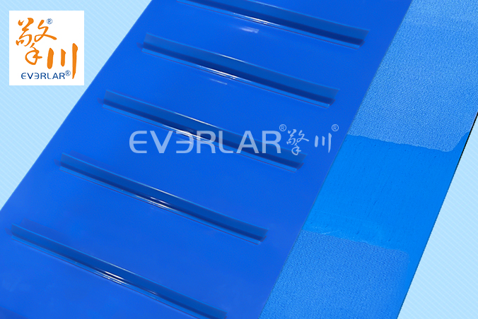 PU輸送帶加擋板導(dǎo)條耐磨防滑藍(lán)色食品級自動化流水線傳送帶定制